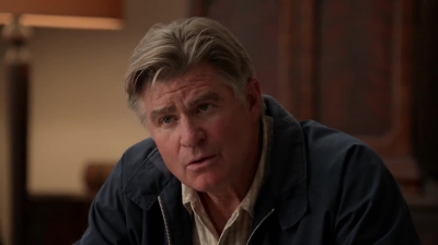 WHITE_COLLAR_-_E4X09_GLOVES_OFF_374.jpg