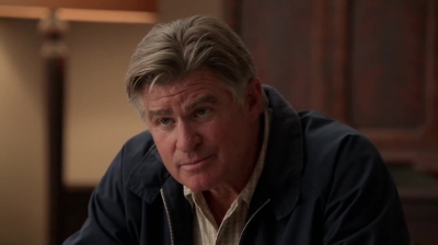 WHITE_COLLAR_-_E4X09_GLOVES_OFF_384.jpg