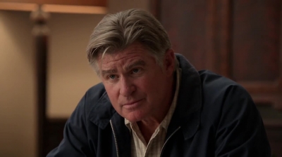 WHITE_COLLAR_-_E4X09_GLOVES_OFF_386.jpg