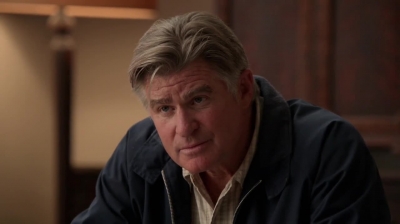 WHITE_COLLAR_-_E4X09_GLOVES_OFF_387.jpg