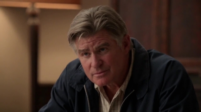 WHITE_COLLAR_-_E4X09_GLOVES_OFF_388.jpg