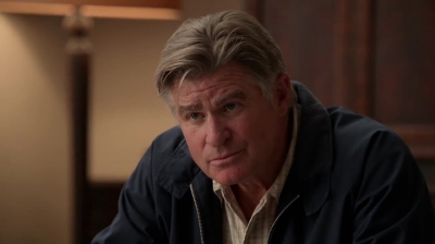 WHITE_COLLAR_-_E4X09_GLOVES_OFF_390.jpg