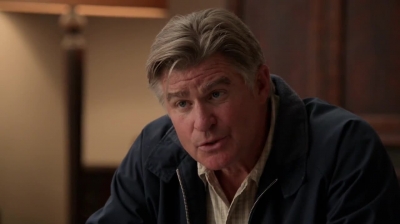WHITE_COLLAR_-_E4X09_GLOVES_OFF_391.jpg