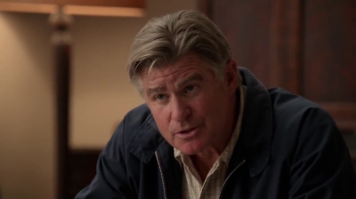 WHITE_COLLAR_-_E4X09_GLOVES_OFF_393.jpg