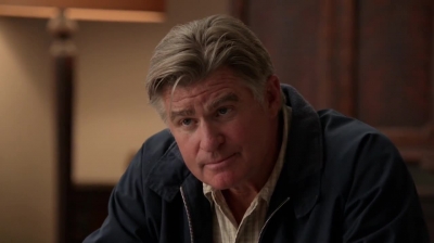 WHITE_COLLAR_-_E4X09_GLOVES_OFF_395.jpg
