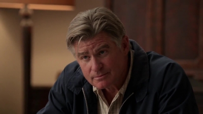 WHITE_COLLAR_-_E4X09_GLOVES_OFF_397.jpg