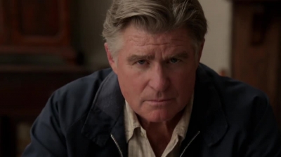 WHITE_COLLAR_-_E4X09_GLOVES_OFF_398.jpg