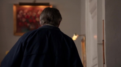 WHITE_COLLAR_-_E4X09_GLOVES_OFF_417.jpg