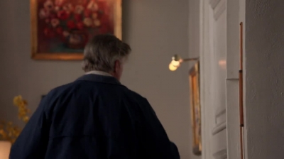 WHITE_COLLAR_-_E4X09_GLOVES_OFF_422.jpg