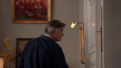 WHITE_COLLAR_-_E4X09_GLOVES_OFF_425.jpg