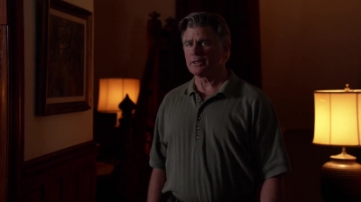 WHITE_COLLAR_-_E4X09_GLOVES_OFF_433.jpg