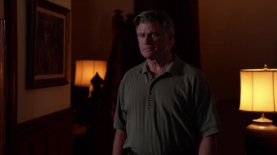 WHITE_COLLAR_-_E4X09_GLOVES_OFF_438.jpg