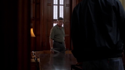 WHITE_COLLAR_-_E4X09_GLOVES_OFF_439.jpg