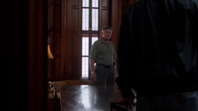 WHITE_COLLAR_-_E4X09_GLOVES_OFF_441.jpg