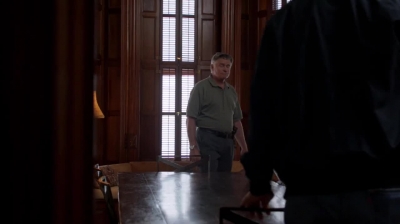 WHITE_COLLAR_-_E4X09_GLOVES_OFF_442.jpg