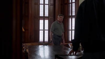 WHITE_COLLAR_-_E4X09_GLOVES_OFF_444.jpg
