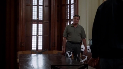 WHITE_COLLAR_-_E4X09_GLOVES_OFF_452.jpg