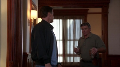 WHITE_COLLAR_-_E4X09_GLOVES_OFF_470.jpg