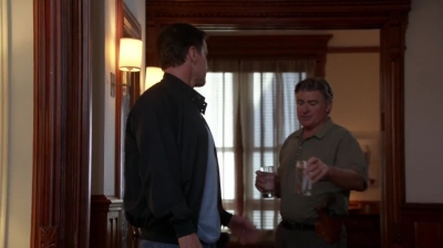 WHITE_COLLAR_-_E4X09_GLOVES_OFF_471.jpg