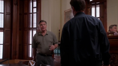 WHITE_COLLAR_-_E4X09_GLOVES_OFF_480.jpg