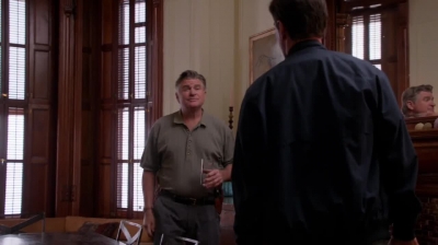 WHITE_COLLAR_-_E4X09_GLOVES_OFF_482.jpg