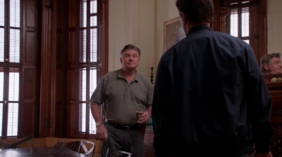 WHITE_COLLAR_-_E4X09_GLOVES_OFF_483.jpg