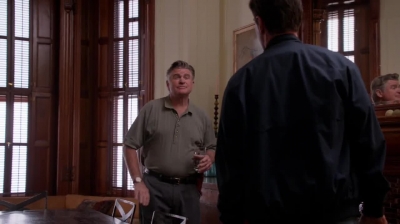 WHITE_COLLAR_-_E4X09_GLOVES_OFF_484.jpg