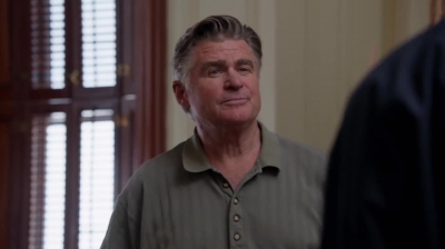 WHITE_COLLAR_-_E4X09_GLOVES_OFF_491.jpg