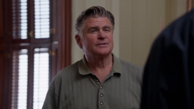 WHITE_COLLAR_-_E4X09_GLOVES_OFF_492.jpg