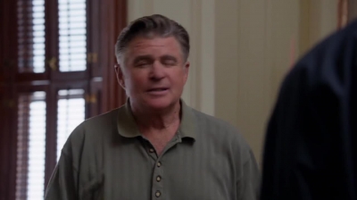 WHITE_COLLAR_-_E4X09_GLOVES_OFF_494.jpg