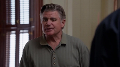 WHITE_COLLAR_-_E4X09_GLOVES_OFF_496.jpg