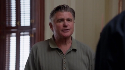 WHITE_COLLAR_-_E4X09_GLOVES_OFF_499.jpg