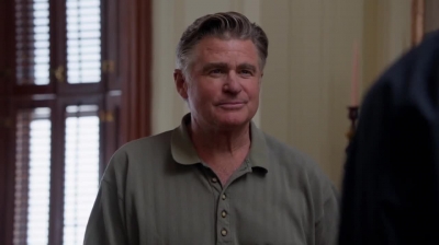 WHITE_COLLAR_-_E4X09_GLOVES_OFF_507.jpg