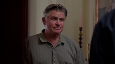 WHITE_COLLAR_-_E4X09_GLOVES_OFF_512.jpg