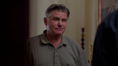 WHITE_COLLAR_-_E4X09_GLOVES_OFF_514.jpg