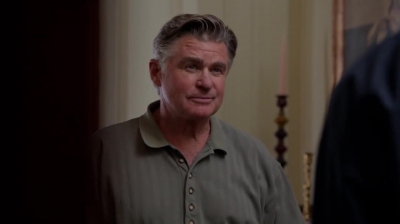 WHITE_COLLAR_-_E4X09_GLOVES_OFF_516.jpg