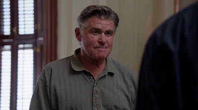 WHITE_COLLAR_-_E4X09_GLOVES_OFF_526.jpg