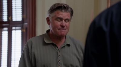 WHITE_COLLAR_-_E4X09_GLOVES_OFF_527.jpg