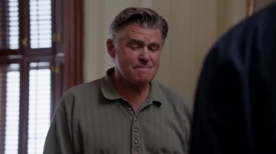 WHITE_COLLAR_-_E4X09_GLOVES_OFF_528.jpg