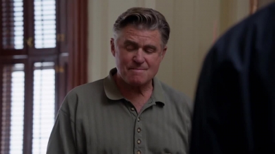 WHITE_COLLAR_-_E4X09_GLOVES_OFF_530.jpg