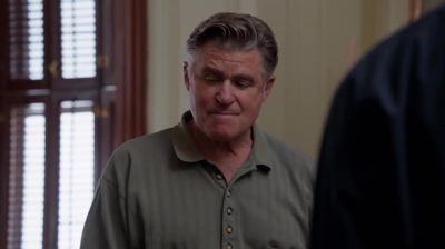 WHITE_COLLAR_-_E4X09_GLOVES_OFF_531.jpg
