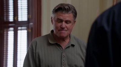 WHITE_COLLAR_-_E4X09_GLOVES_OFF_532.jpg