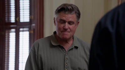 WHITE_COLLAR_-_E4X09_GLOVES_OFF_533.jpg