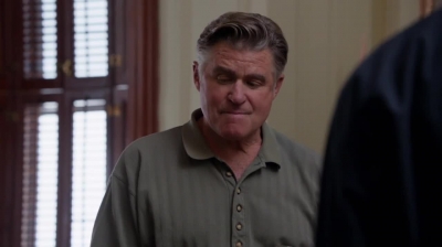 WHITE_COLLAR_-_E4X09_GLOVES_OFF_534.jpg