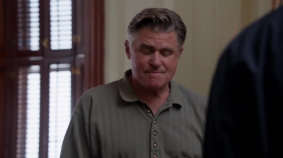WHITE_COLLAR_-_E4X09_GLOVES_OFF_536.jpg