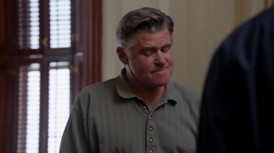 WHITE_COLLAR_-_E4X09_GLOVES_OFF_537.jpg