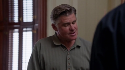 WHITE_COLLAR_-_E4X09_GLOVES_OFF_538.jpg