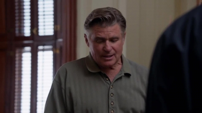 WHITE_COLLAR_-_E4X09_GLOVES_OFF_539.jpg