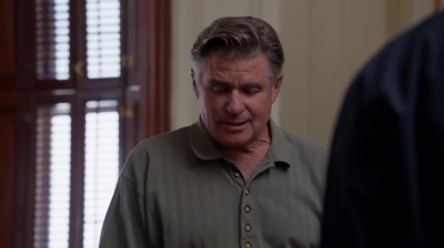 WHITE_COLLAR_-_E4X09_GLOVES_OFF_540.jpg