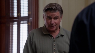 WHITE_COLLAR_-_E4X09_GLOVES_OFF_545.jpg
